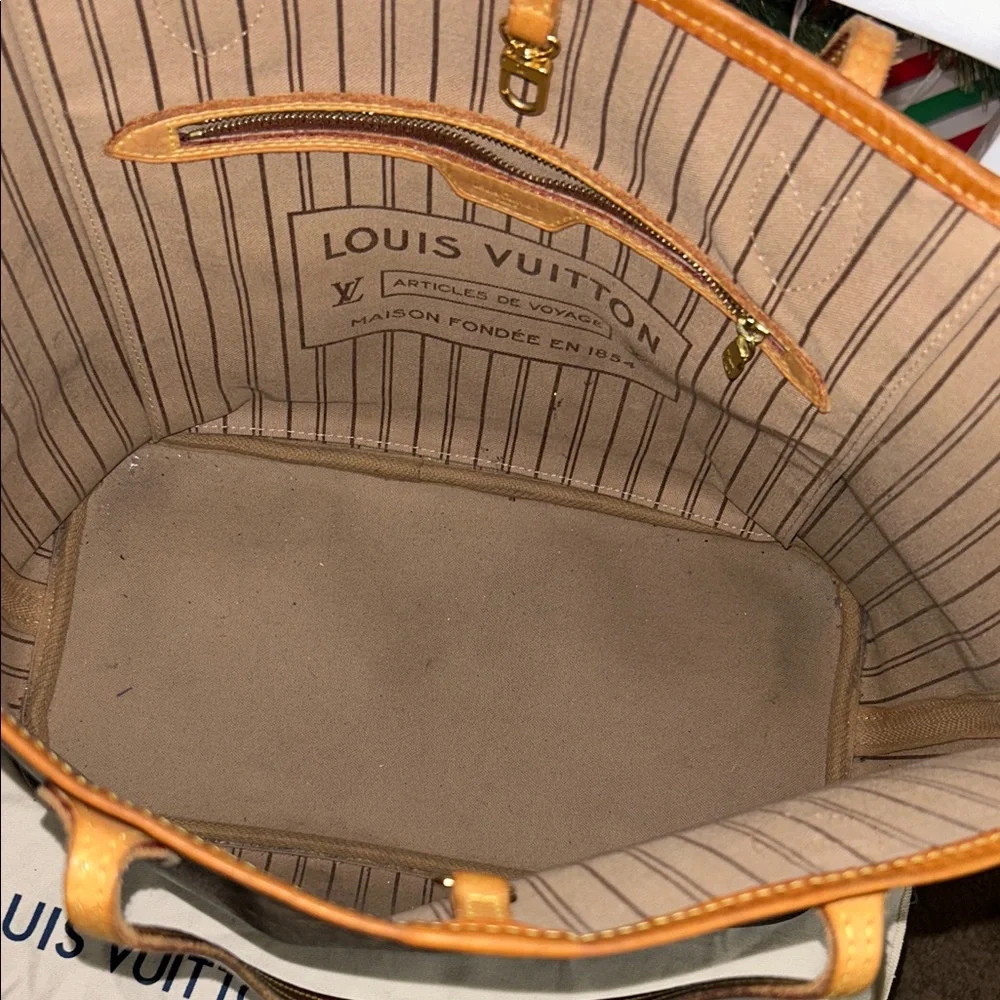 Louis Vuitton Neverfull MM - Picture 13 of 17